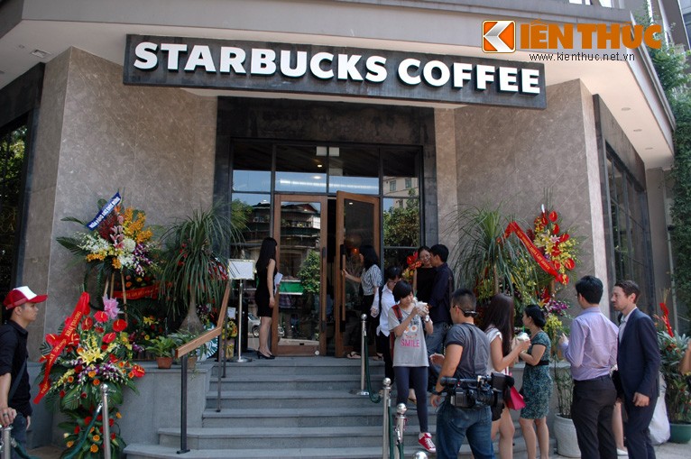 Sáng nay (23/7), quán cà phê Starbucks đầu tiên tại Hà Nội đã được khai trương tại mặt bằng tầng 1 của khách sạn Lan Viên, số 32 phố Hàng Bài, Hà Nội. Đến 14h chiều nay, quán chính thức mở cửa đón khách.